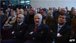 Mocioni i votëbesimit, vazhdojnë debatet në Kosovë