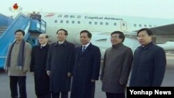 29일 평양에 도착한 리젠궈 중국 공산당 중앙위원회 정치국 위원 겸 전국인민대표대회 상무위원회 부위원장(왼쪽 네번째)과 중국공산당 대표단.