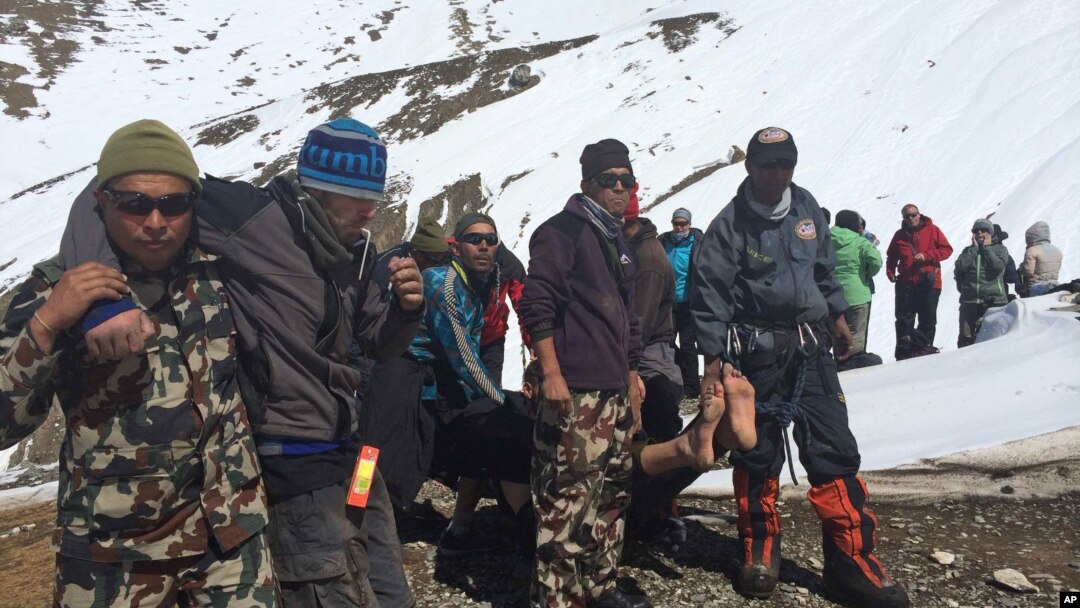 Tentara Nepal mengangkut para pendaki yang mengalami cedera, di kawasan Thorong La pass, Himalaya, Nepal (17/10).
