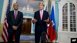 Michell Martelly (izquierda), y John Kerry conversaron sobre los avances en infraestructura en la Haití. Martelly también se reunirá con Obama este jueves.