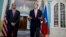 Michell Martelly (izquierda), y John Kerry conversaron sobre los avances en infraestructura en la Haití. Martelly también se reunirá con Obama este jueves.