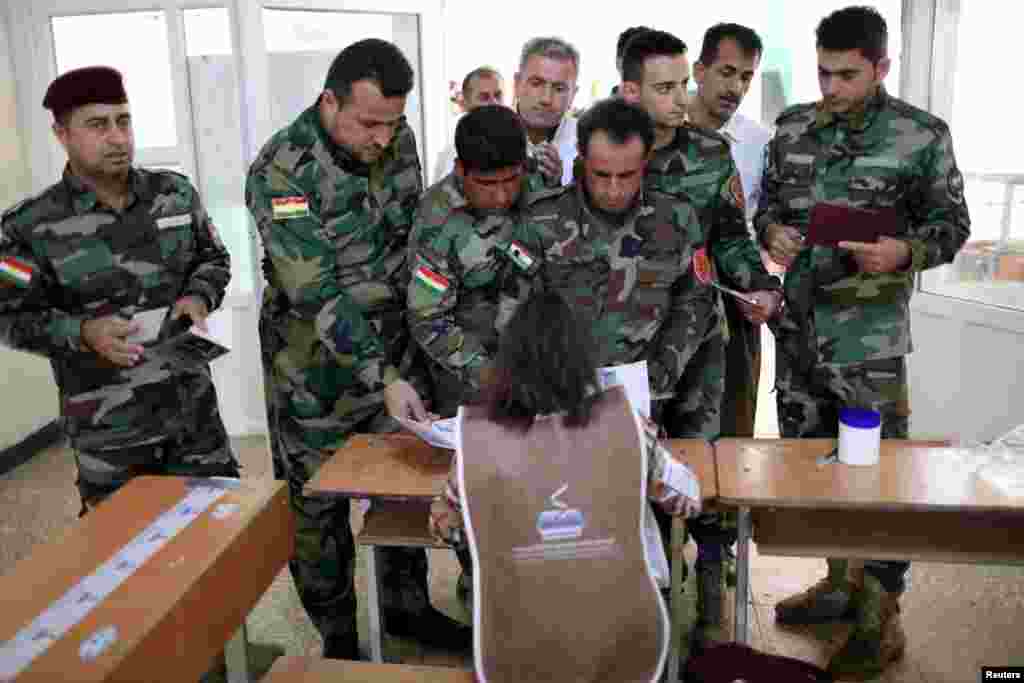حضور پیشمرگه های کرد در حوزه های اخذ رای در اربیل عراق، دو روز پیش از انتخابات پارلمانی اقلیم کردستان عراق