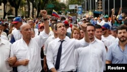 Las protestas comenzaron en la sede del legislativo en Caracas, donde Juan Guaidó, centro, dio un discurso antes de que los diputados celebraran una sesión especial para conmemorar el día de la independencia de Venezuela.