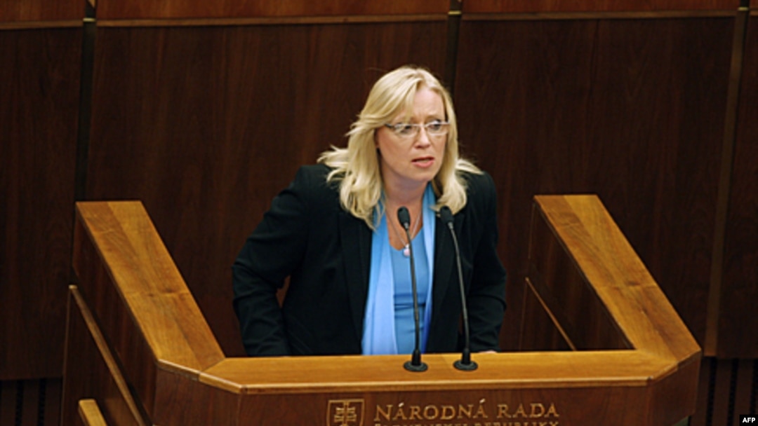 Slovačka premijerka, Iveta Radicova u obraćanju članovima parlamenta za vreme sednice na kojoj će se glasati o odobrenju proširenja fondova za finansijsku pomoć evrozoni, Bratislava, 11. oktobar 2011.