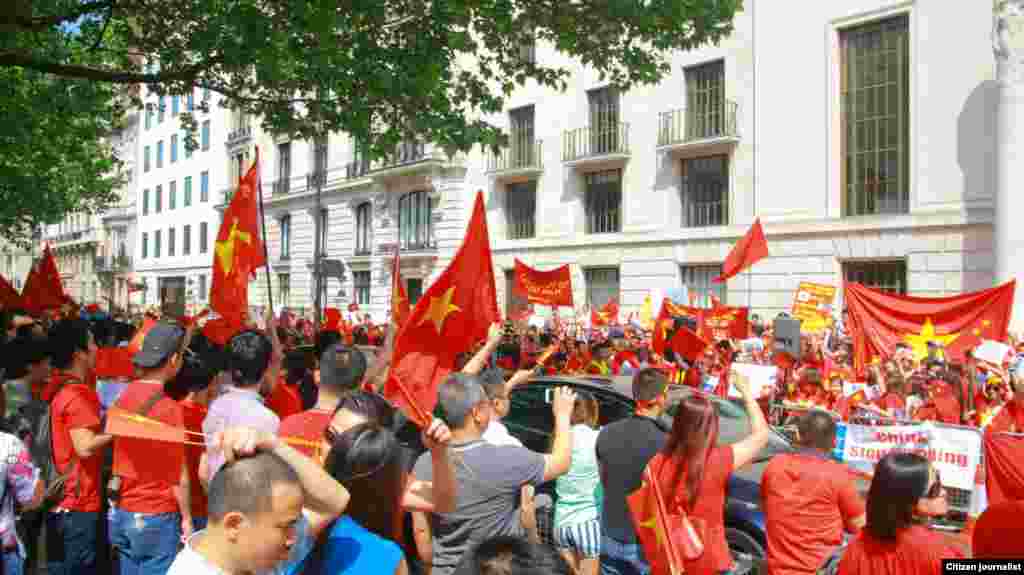 Demonstrasi anti-China di depan di depan Kedutaan Besar China di London (18/5).