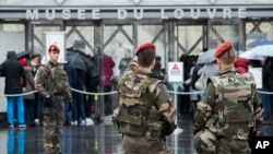 Le Louvre, sous protection militaire, Paris, le 4 février 2017.