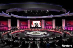 Presiden Indonesia Joko Widodo terlihat di layar menyampaikan pidatonya pada pertemuan menteri keuangan dan gubernur bank sentral G20 (FMCBG) di Jakarta Convention Center. (Foto: Reuters)