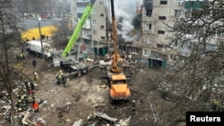 Sebuah gedung apartemen rusak berat akibat serangan drone Rusia, di tengah serangan Rusia ke Ukraina, di Sumy, Ukraina 13 Maret 2024. (Foto: REUTERS/Vitalii Hnidyi)