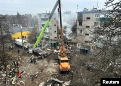 Vista de un edificio de apartamentos gravemente dañado por un ataque con drones rusos, en medio del ataque de Rusia a Ucrania, en Sumy, Ucrania, el 13 de marzo de 2024. REUTERS/Vitalii Hnidyi