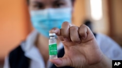 Un trabajador de salud muestra un vial de la vacuna de AstraZeneca contra el COVID-19 en un centro de vacunación en San Jacinto, al este de Guatemala, el 18 de marzo de 2021.