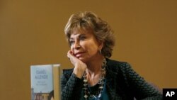 Isabel Allende durante una entrevista sobre su libro "Más allá del invierno"en Miami, EE. UU. el 15 de noviembre de 2017.