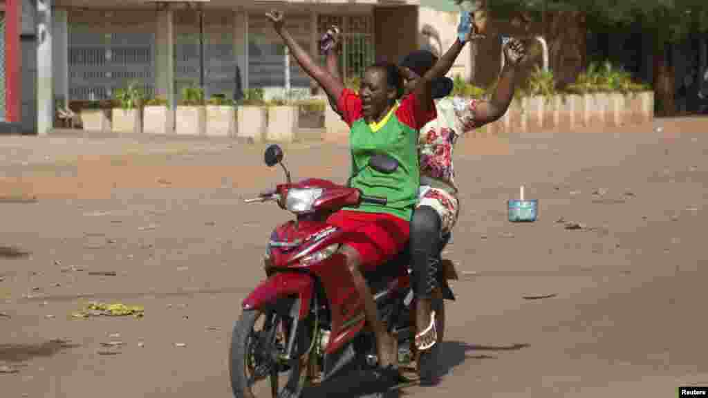 watt wanasherekea kuondoka kea kiongozi wa muds mrefu wa Burkina Faso Rais Blaise Compaore mjini Ouagadougou, Burkina Faso, Oct. 31, 2014. 