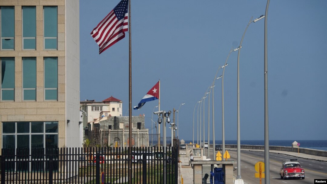 Sebuah mobil antik melewati Kedutaan Besar AS di Havana, Kuba, 15 Juni 2022. (Foto: REUTERS/Alexandre Meneghini)