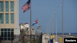 Sebuah mobil antik melewati Kedutaan Besar AS di Havana, Kuba, 15 Juni 2022. (Foto: REUTERS/Alexandre Meneghini)