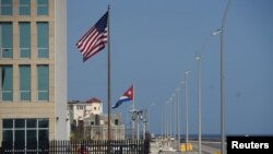 ARCHIVO - Edificio de la embajada de EEUU en La Habana, en junio de 2022.