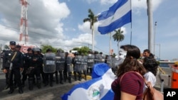 La policía antidisturbios nicaragüense instaló un muro de escudos mientras un grupo de médicos, enfermeras y estudiantes de medicina protestaban contra el gobierno del presidente Daniel Ortega, en Managua, Nicaragua, el sábado 3 de agosto de 2019. 