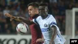 Assane Demoya Gnoukouri du FC Internazionale Milan, à droite, aux prises avec Daniel Holzer de AC Sparta Praha lors du match aller de l'UEFA Europa à Prague, République tchèque, 29 septembre 2016. 