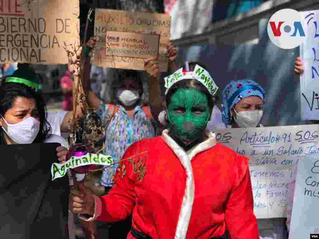 &quot;Nuestra navidad se parti&#243;&quot;, asegura la enfermera Francis Guill&#233;n a la Voz de Am&#233;rica, quien explica que recientemente le depositaron un mes de aguinaldo y solo le alcanz&#243; para un cart&#243;n de huevos y un kilo de harina de ma&#237;z.