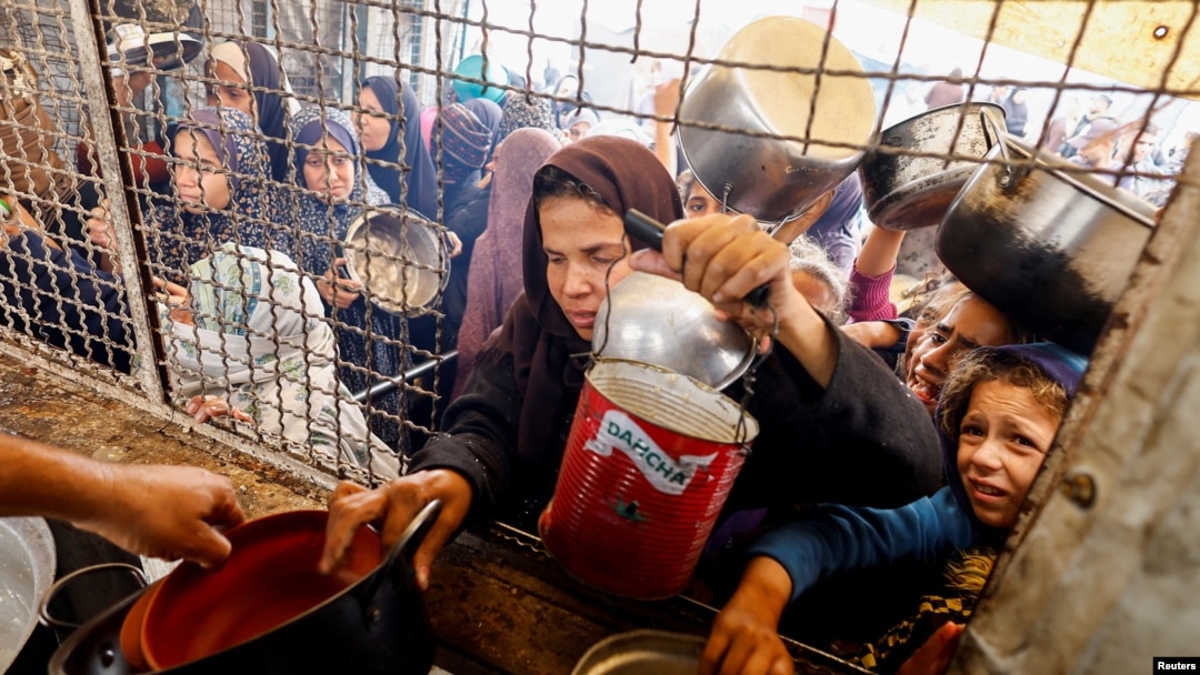 Palestinci se okupljaju da bi primili hranu pripremljenu u dobrotvornoj kuhinji, usred krize gladi, kako se nastavlja sukob između Izraela i Hamasa, u Khan Younisu, južnom pojasu Gaze, 24. novembra 2024.