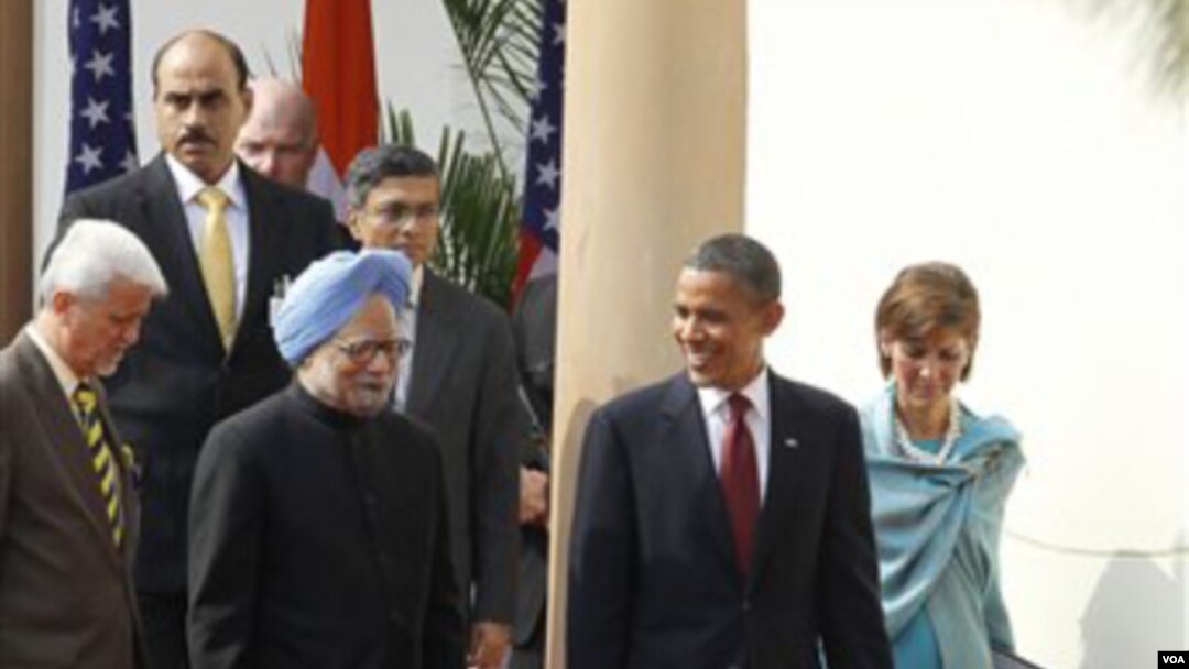 Presiden AS Barack Obama dan PM India Manmohan Singh berjalan bersama sebelum konferensi pers di Hyderabad House, New Delhi, India.