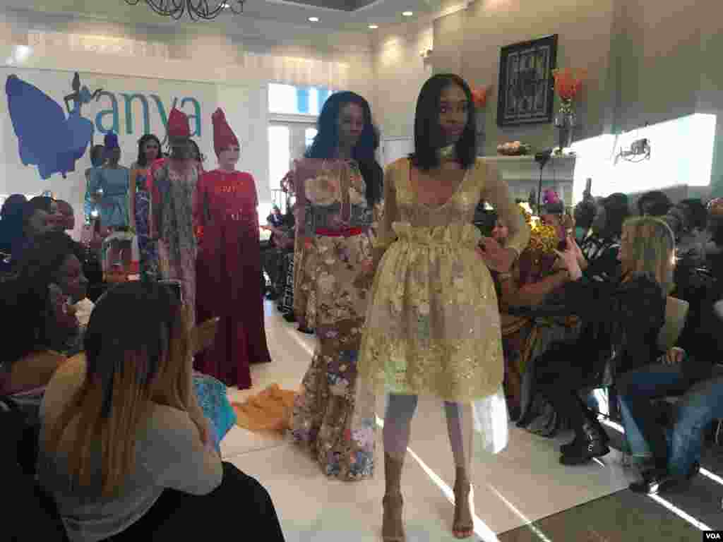 Desfile de moda da marca da estilista nigeriana Vivien Agbakoba, a Anya by Vivien