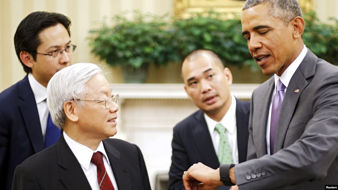Tổng bí thư Việt Nam Nguyễn Phú Trọng trong cuộc gặp với Tổng thống Barack Obama tại Phòng Bầu dục ở Nhà Trắng. 