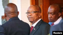 Presiden Jacob Zuma meninggalkan Tuynhuys, kantor Presiden di gedung parlemen di Cape Town, Afrika Selatan, 7 Februari 2018. (Foto: dok).