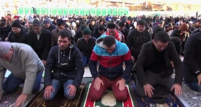 Moscow’s Muslim Community Defined by Street Prayers, Pogroms