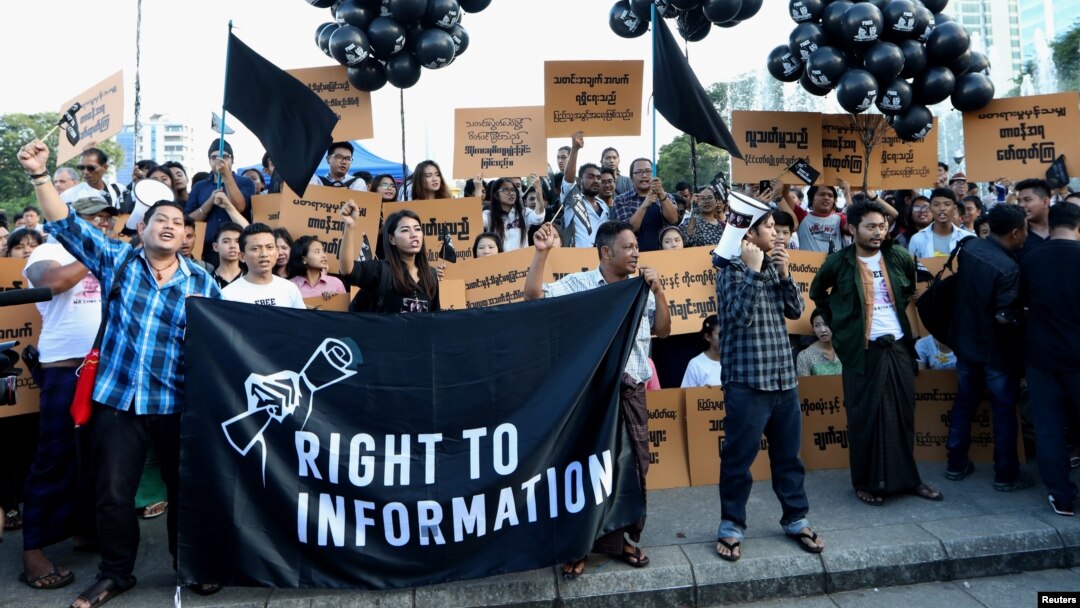 Puluhan mahasiswa, aktivis, dan wartawan turun ke jalan-jalan untuk memrotes hukuman penjara tujuh tahun terhadap dua wartawan Reuters di Rangoon, Myanmar hari Minggu (16/9).