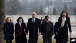 Wapres AS Mike Pence (tengah) didampingi istrinya, Karen (dua dari kiri) dan putri mereka Charlotte (kiri) bersama penyintas Holocaust, Abba Naor (dua dari kanan) saat mengunjungi bekas kamp konsentrasi Nazi di Dachau dekat Munich, Jerman selatan, 19 Feruari 2017. (Sven Hoppe/pool photo via AP). 