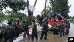 Thai soldiers pile up sandbags to make a flood barrier in Pathumthani province, central Thailand, Oct. 11, 2011.