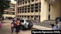 Quelques étudiants devant un bâtiment de l’université Marien Ngouabi à Brazzaville, Congo, 19 janvier 2017. (VOA/Ngouela Ngoussou)