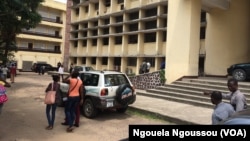 Quelques étudiants devant un bâtiment de l’université Marien Ngouabi à Brazzaville, Congo, 19 janvier 2017. (VOA/Ngouela Ngoussou)