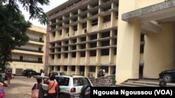 Quelques étudiants devant un bâtiment de l’université Marien Ngouabi à Brazzaville, Congo, 19 janvier 2017. (VOA/Ngouela Ngoussou)