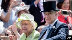 Pangeran Andrew dan Ratu Elizabeth saat menghadiri Royal Ascot di Ascot Racecourst, Berkshire, Inggris, 22 Juni 2019. 