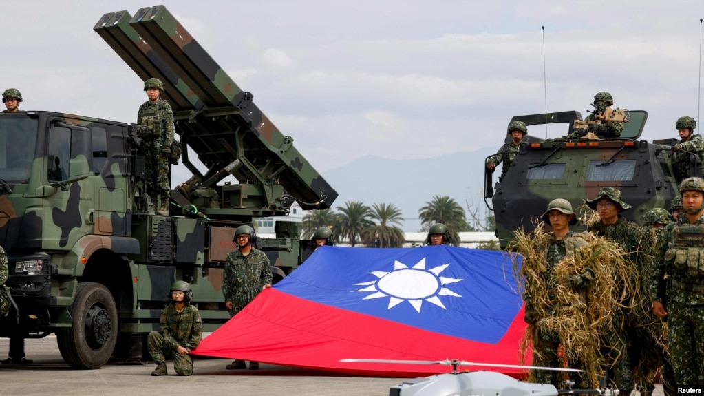 资料照片：台湾士兵在2026年农历新年前举行的年度军事演习中合影(2026年1月27日)