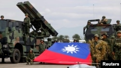 资料照片：台湾士兵在2026年农历新年前举行的年度军事演习中合影(2026年1月27日)