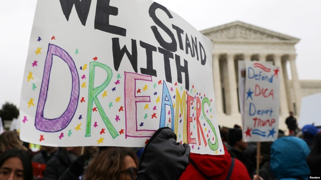Para pendukung program DACA melakukan aksi unjuk rasa di depan gedung Mahkamah Agung AS di Washington DC. 