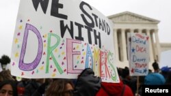 Para pendukung program DACA melakukan aksi unjuk rasa di depan gedung Mahkamah Agung AS di Washington DC. 