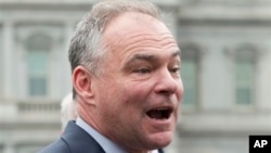 El senador Tim Kaine dijo que EE.UU. necesita apoyar los sueños demócratas de la gente en Venezuela.