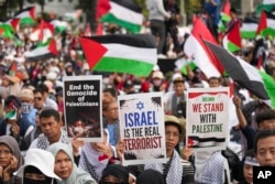 Ribuan warga ambil bagian dalam unjuk rasa untuk mendukung warga Palestina di Gaza, di Jakarta, hari Minggu, 9 Juni 2024. (Foto AP/Tatan Syuflana)