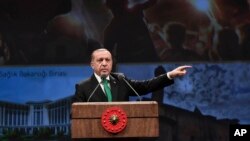 Presiden Turki Recep Tayyip Erdogan berbicara kepada para pekerja sektor kesehatan di Ankara, Turki (14/3). 