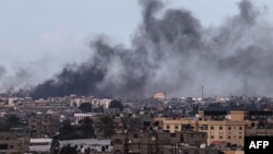 资料照片：加沙地带南部的汗尤尼斯地区受到以色列的轰炸。（2024年2月15日）