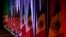 Las banderas de Canadá, Estados Unidos y México son iluminadas durante una conferencia de prensa en el inicio de las negociaciones sobre el TLCAN en Washington el 16 de agosto de 2017.