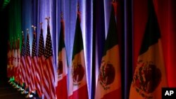 Bendera Kanada, Amerika Serikat dan Meksiko di panggung sebelum konferensi pers dimulainya renegosiasi NAFTA di Washington, 16 Agustus 2017. (Foto:dok)