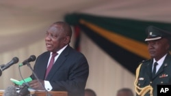 Le président sud-africain Cyril Ramaphosa prononce son discours lors de la cérémonie d'enterrement de l'ancien dirigeant zimbabwéen Robert Mugabe au stade national de Harare, le 14 septembre 2019. (AP Photo/Tsvangirayi Mukwazhi)