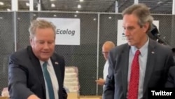 د بهرنیو مرستو، بشري چارو او دیني ازادۍ لپاره د بهرنیو چارو د وزارت سرپرست مرستیال،جېرمي لووېن ـ (ښي اړخ ته)