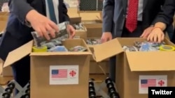 마이크 해머 주쿠바 대리대사(왼쪽)와 제러미 루인 국무부 대외원조·인도적 지원·종교자유 담당 차관 대행이 허리케인 멜리사로 피해를 입은 쿠바 주민들을 위한 구호 물자를 포장하고 있는 모습.