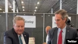 美国驻古巴大使馆代办哈默(左)和国务院负责对外援助、人道主义事务和宗教自由的代理副国务卿杰里米·卢因正在打包援助物资，准备送往遭受飓风梅丽莎袭击的古巴灾民手中。