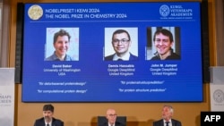 Los galardonados con el Premio Nobel de Química 2024 aparecen en una pantalla (de izq. a der.) David Baker, Demis Hassabis y John M. Jumper, en la Real Academia Sueca de Ciencias en Estocolmo, Suecia, el 9 de octubre de 2024.